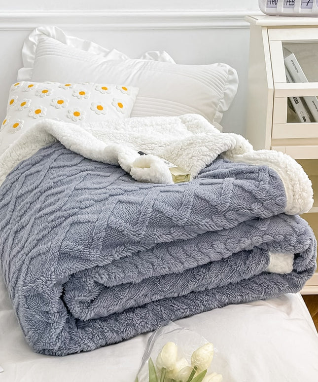 Miękki koc dwustronny ze sweterkowym tłoczeniem