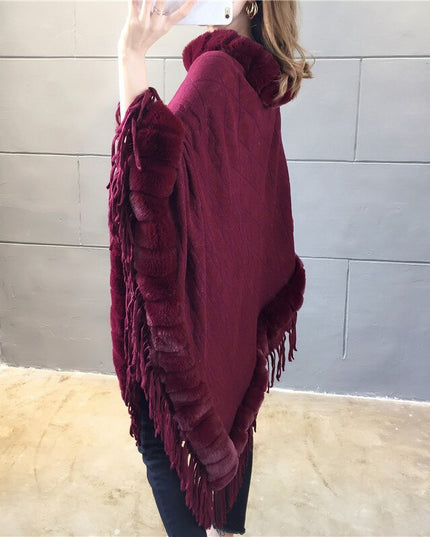 Damski sweter typu ponczo obszyty futerkiem z frędzlami