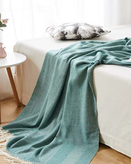 Koc we wzory o gładkiej fakturze z frędzlami