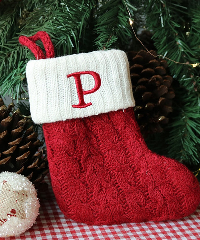 Świąteczna ozdoba wisząca w postaci skarpety z literą P