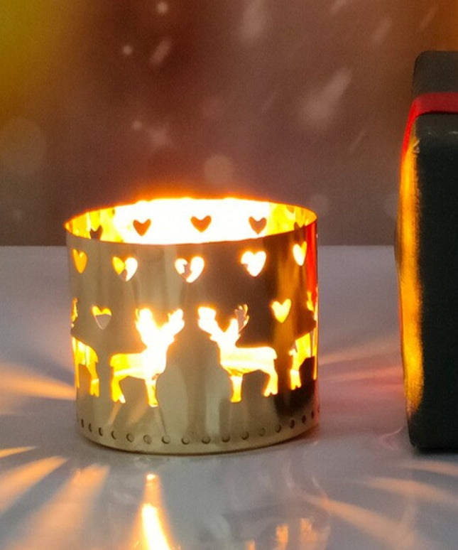 Świąteczny złoty świecznik z ażurowymi dekorami w kształcie reniferów