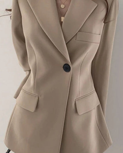 Damski płaszcz o kroju taliowanej marynarki