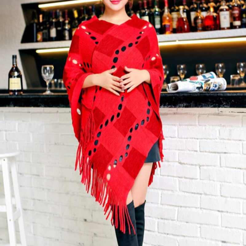 Damski sweter typu ponczo wykończony frędzlami