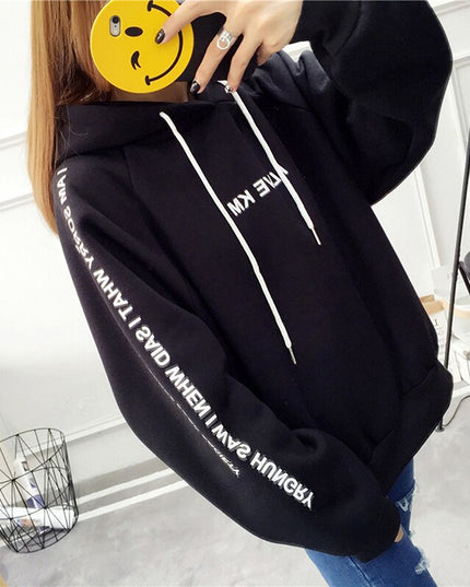 Damska bluza z napisami na rękawach