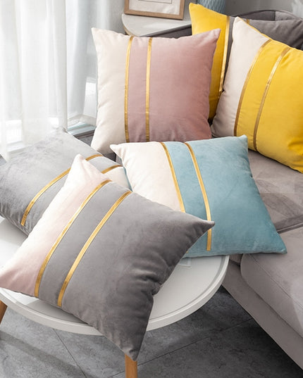 Poszewka na poduszkę dekoracyjna ze złotym elementem