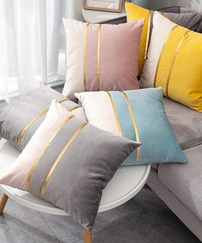 Poszewka na poduszkę dekoracyjna ze złotym elementem