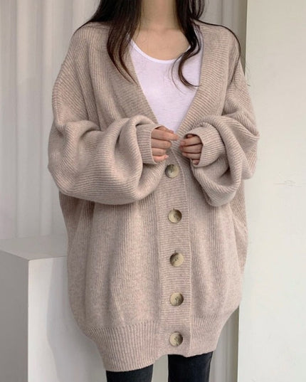 Damski sweter typu kardigan zapinany na guziki o kroju oversize