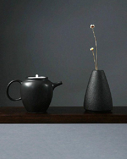 Wazon dekoracyjny w japońskim stylu w czarnych kolorach