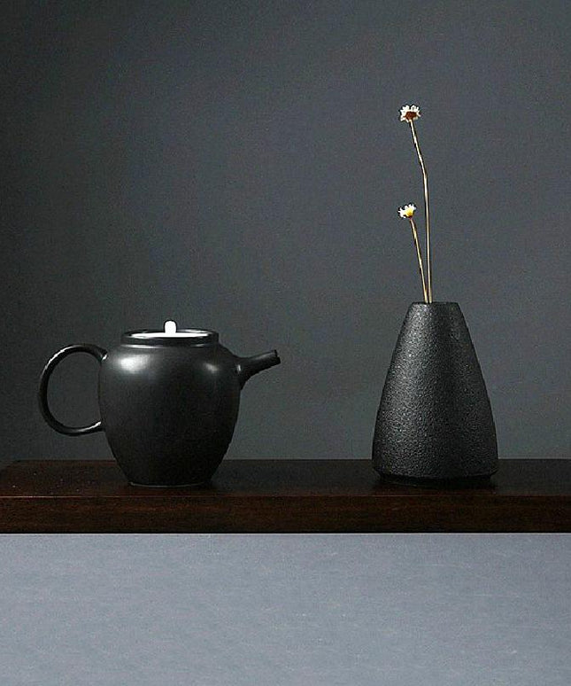 Wazon dekoracyjny w japońskim stylu w czarnych kolorach