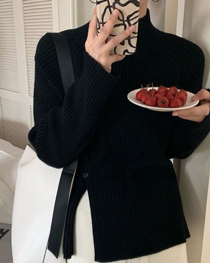 Damski sweter typu golf z ozdobnym rozcięciem