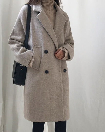 Damski płaszcz dwurzędowy z kieszeniami