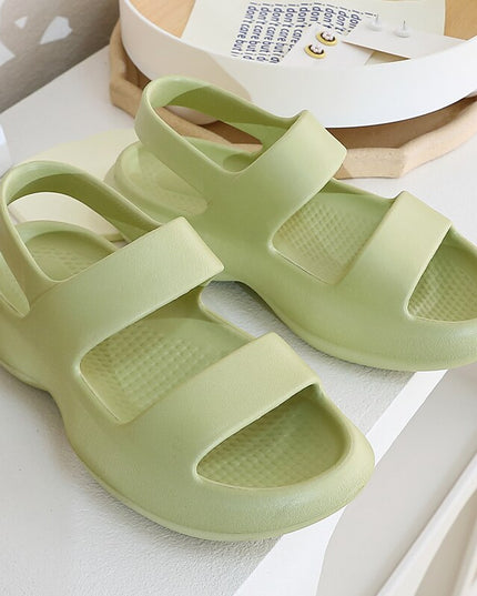 Klapki damskie z paskami i zapięciem