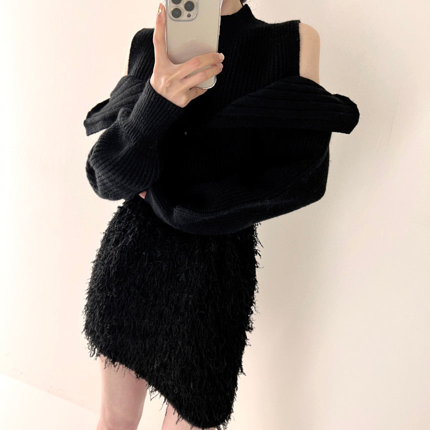 Damski sweter z golfem i odkrytymi ramionami