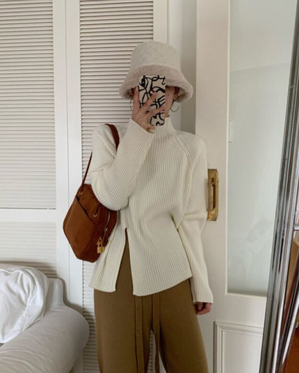 Damski sweter typu golf z ozdobnym rozcięciem