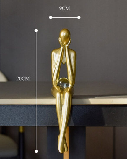 Figurka dekoracyjna postać w złotym kolorze