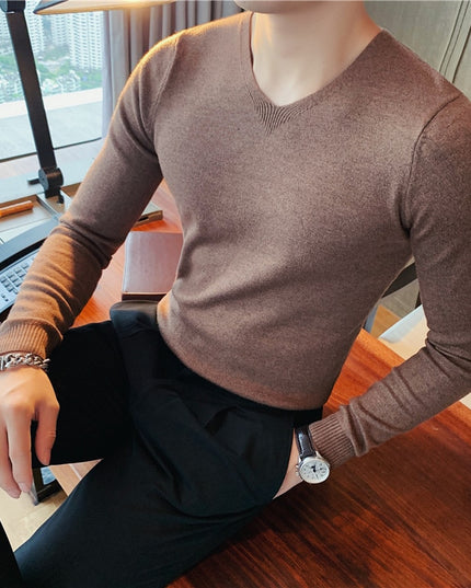 Męski sweter z dekoltem w serek o dopasowanym kroju