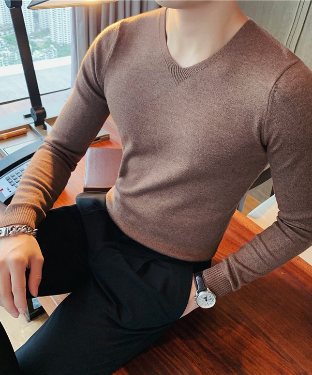 Męski sweter z dekoltem w serek o dopasowanym kroju