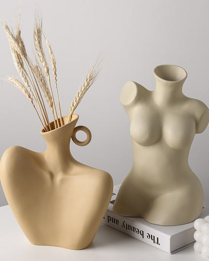 Wazon w kształcie kobiecej sylwetki