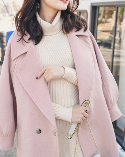 Damski płaszcz o klasycznym kroju wiązany w talii