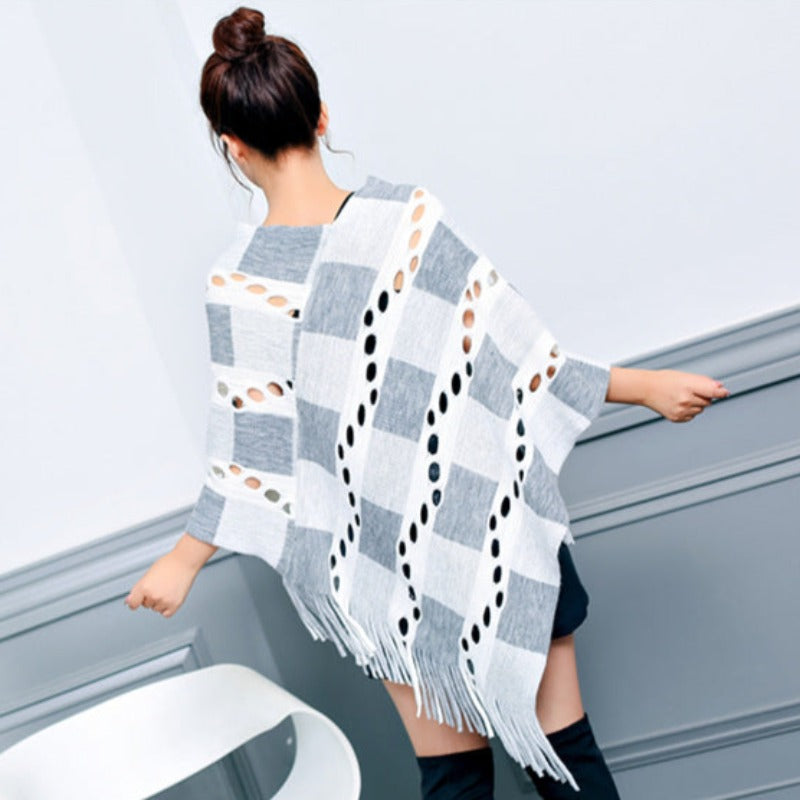 Damski sweter typu ponczo wykończony frędzlami