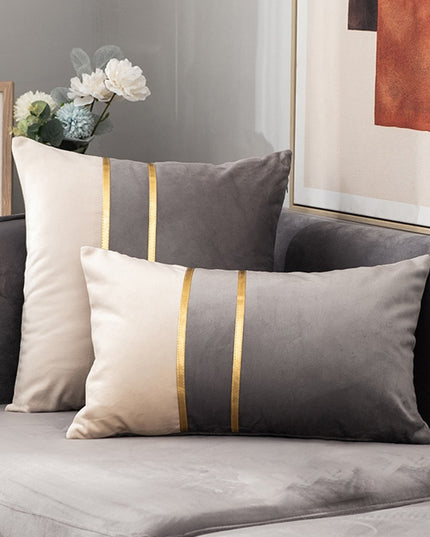 Poszewka na poduszkę dekoracyjna ze złotym elementem