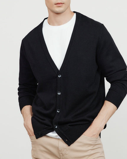 Męski sweter typu kardigan zapinany na guziki z dekoltem w serek