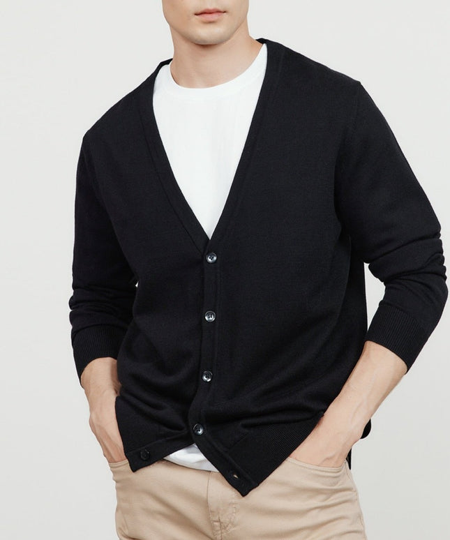 Męski sweter typu kardigan zapinany na guziki z dekoltem w serek