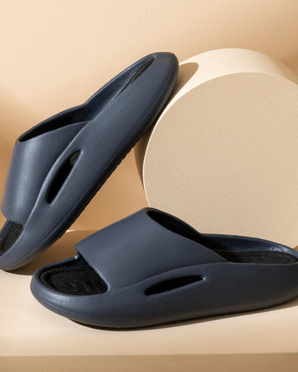 Klapki na grubej platformie z wycięciem z boku