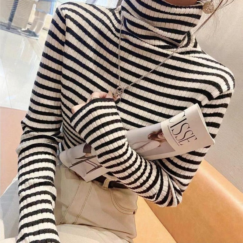 Damski sweter z golfem w paski