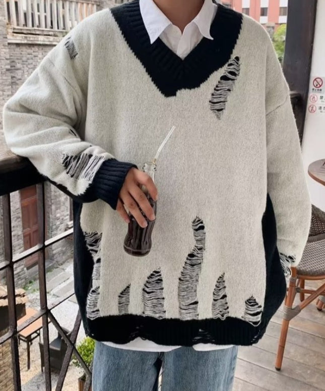 Męski sweter z dekoltem w serek o kroju oversize z przetarciami