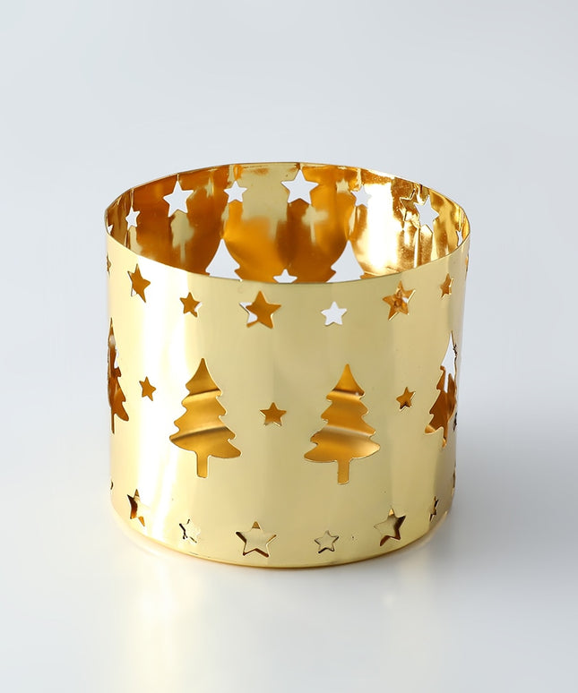 Świąteczny złoty świecznik z ażurowymi dekorami w kształcie