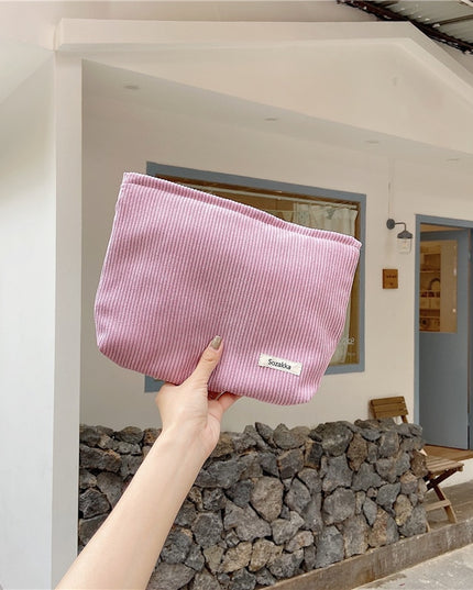 Kosmetyczka sztruksowa w jasnych kolorach