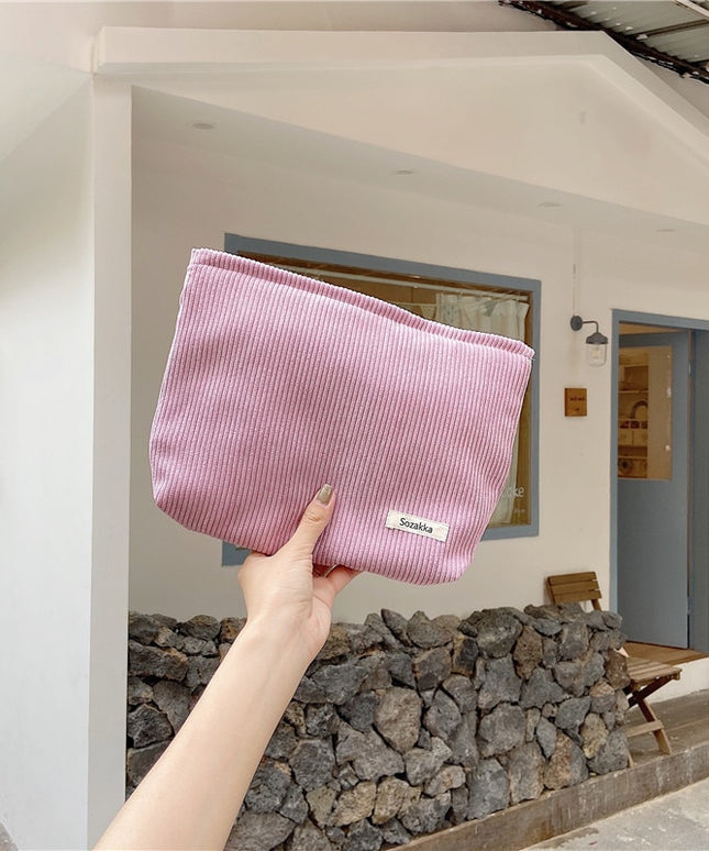 Kosmetyczka sztruksowa w jasnych kolorach