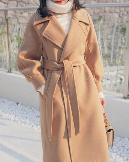 Damski płaszcz o klasycznym kroju wiązany w talii