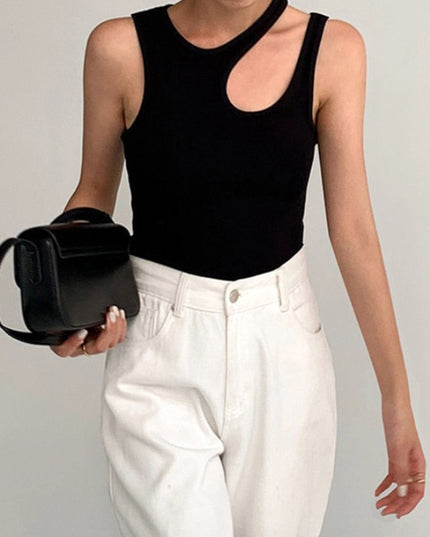 Damski top dopasowany z wycięciem na ramieniu