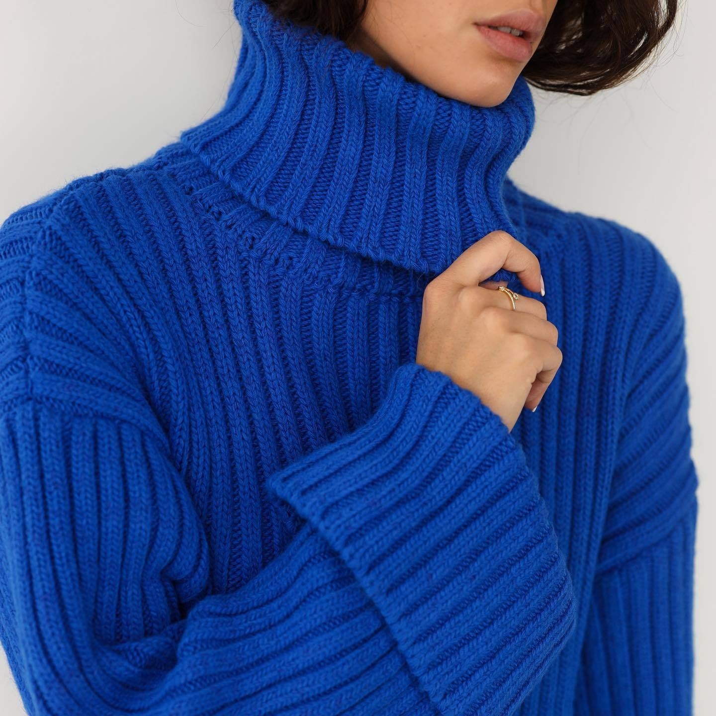 Damski sweter typu golf długości crop top