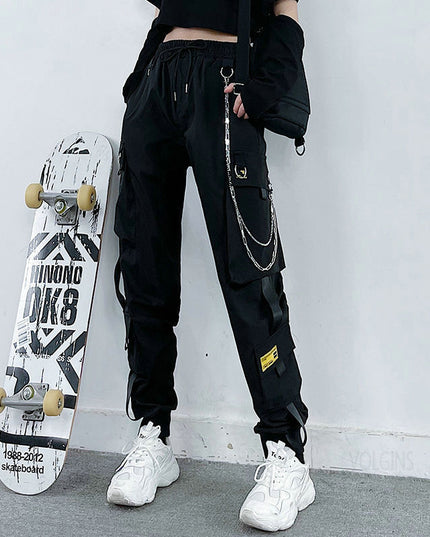 Damskie spodnie cargo z łancuszkiem