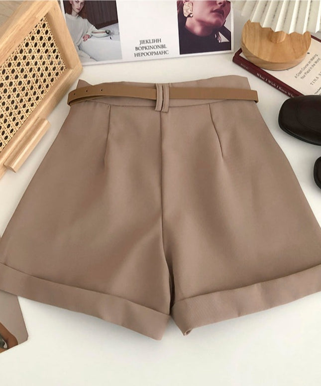 Damskie szorty eleganckie z podwijanymi nogawkami i paskiem
