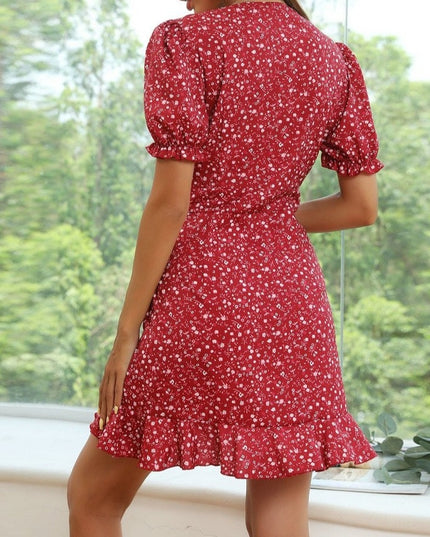 Sukienka mini dopasowana z krótkim rękawem i guzikami