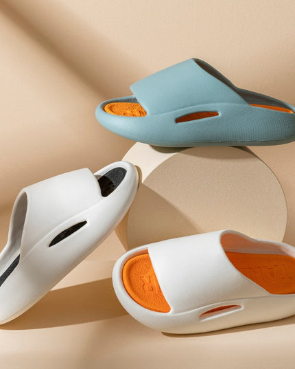 Klapki na grubej platformie z wycięciem z boku