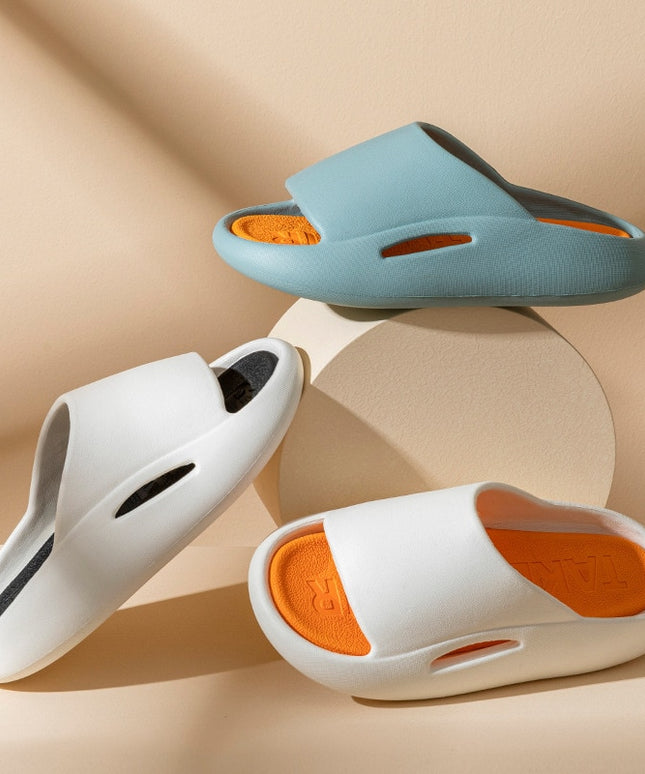 Klapki na grubej platformie z wycięciem z boku