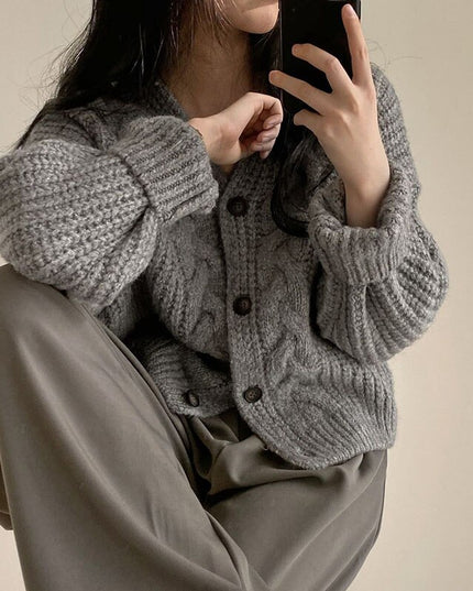 Damski sweter dziergany typu kardigan zapinany na guziki