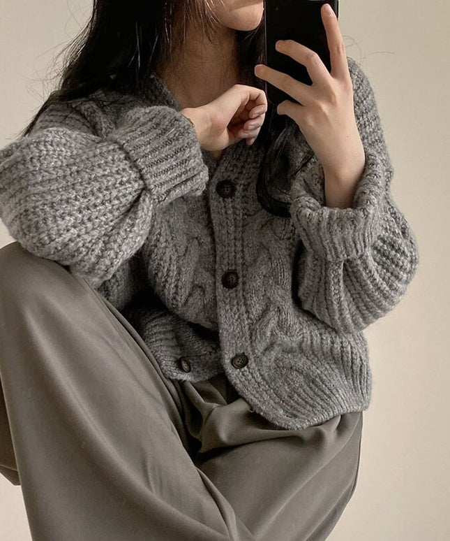 Damski sweter dziergany typu kardigan zapinany na guziki