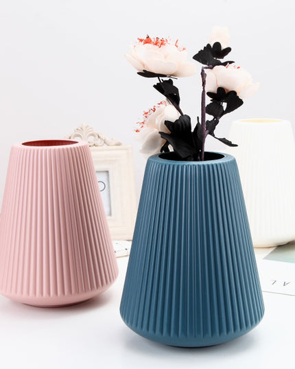 Wazon o prążkowanej strukturze kształt tuba