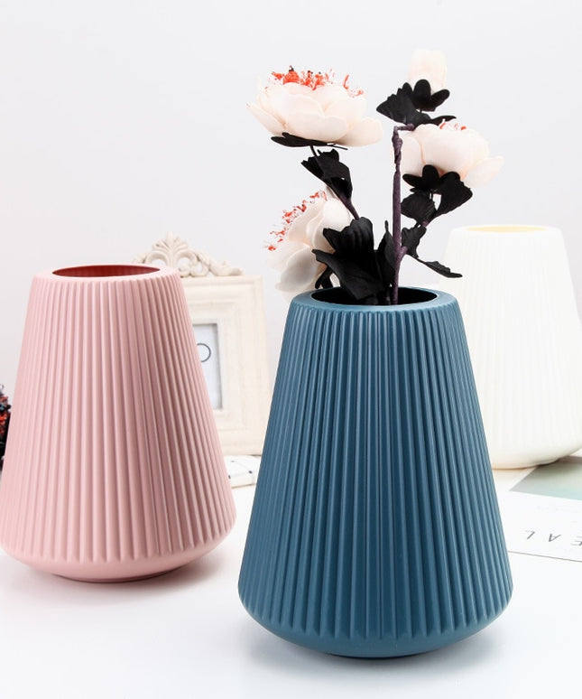 Wazon o prążkowanej strukturze kształt tuba