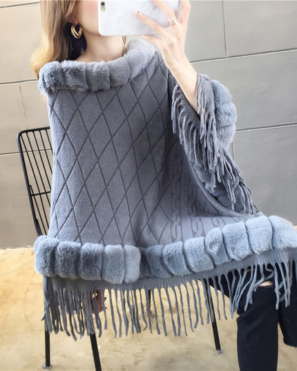 Damski sweter typu ponczo obszyty futerkiem z frędzlami