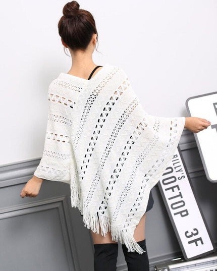 Damski sweter typu ponczo ażurowy z frędzlami