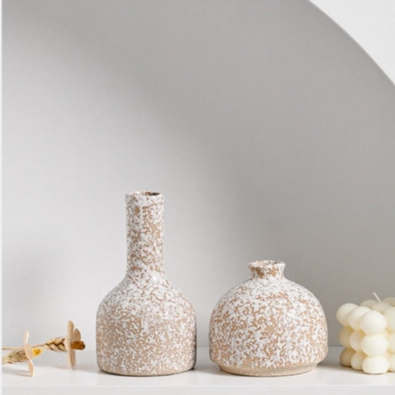 Wazon o chropowatym złotym wykończeniu