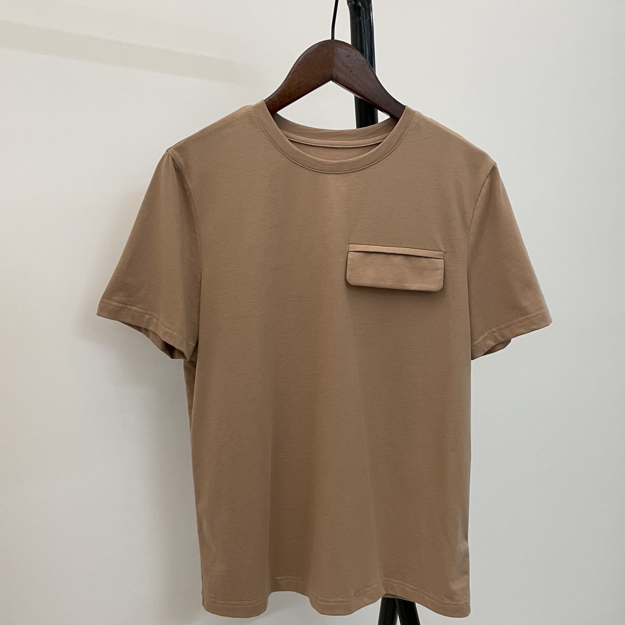 Damski T-shirt oversize klasyczny z klapką