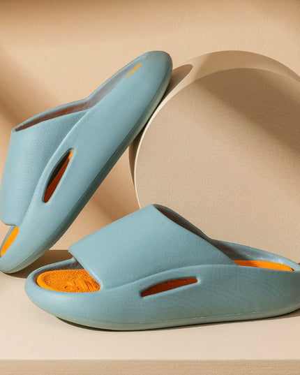 Klapki na grubej platformie z wycięciem z boku